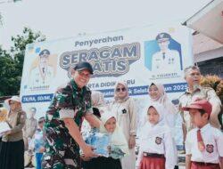 Siswa Baru di Kecamatan Pauh Duo Terima Seragam Sekolah Gratis