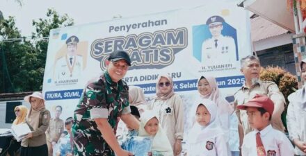Siswa Baru di Kecamatan Pauh Duo Terima Seragam Sekolah Gratis