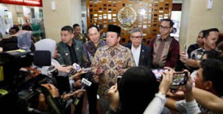 Menteri ATR/BPN Nusron Wahid saat diwawancarai wartawan.
