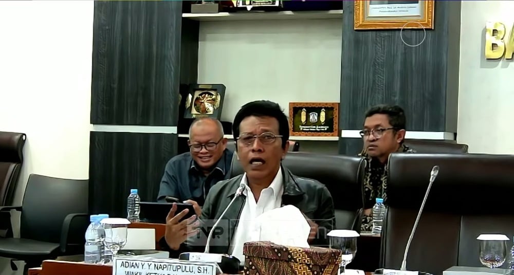 Wakil Ketua Badan Aspirasi Masyarakat (BAM) DPR RI, Adian Napitupulu menjelaskan bahwa alasan Gen Z suka thrifting demi menyelamatkan bumi.