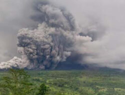 Erupsi Semeru Tinggi 2.000 Meter, Warga Diminta Waspada
