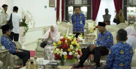 Gubernur Mahyeldi bertemu cucu pahlawan Nasional Rahmah el Yunussiyah yang baru dinobatkan Presiden Prabowo.