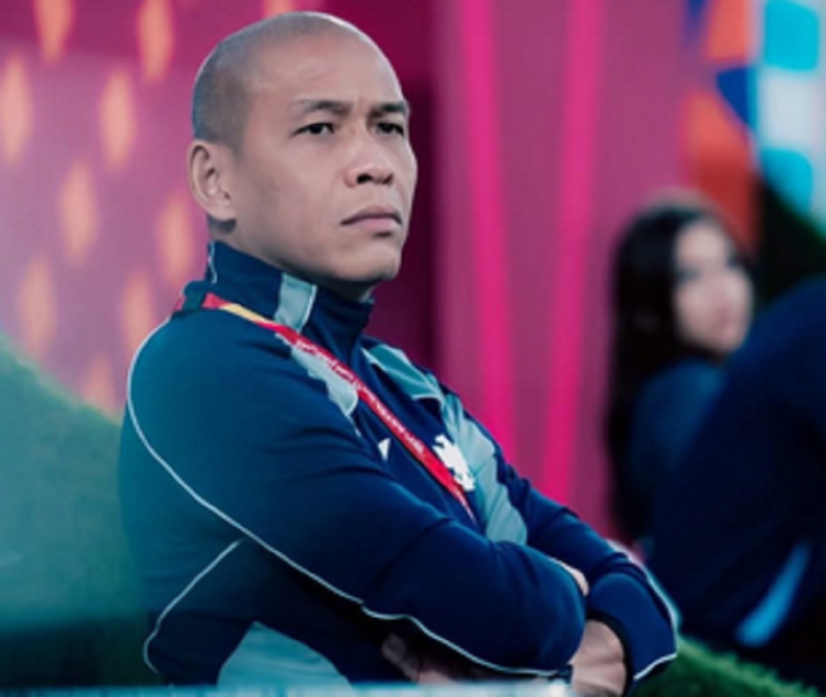 PSSI resmi tunjuk Nova Arianto jadi pelatih Timnas Indonesia U-20. Keputusan itu diumumkan dalam konferensi pers yang digelar PSSI pada Kamis (20/11/2025) siang WIB. Sebelumnya, Nova Arianto menduduki kursi pelatih Timnas Indonesia U-17. Kesuksesannya membawa Garuda Asia ukir sejarah di Piala Dunia U-17 2025 membuat PSSI tunjuk Nova jadi pelatih kepala di level lebih tinggi, yakni Timnas Indonesia U-20. 1. Nova Arianto Jadi Pelatih Timnas Indonesia U-20 Pengumuman Nova Arianto jadi pelatih Timnas Indonesia U-20 disampaikan langsung Ketua Badan Tim Nasional (BTN), Sumardji. Dia mengatakan bahwa seluruh pihak di PSSI, mulai dari Ketua Umum Erick Thohir, wakil ketua umum, hingga Exco PSSI sepakat untuk memberikan tanggung jawab pelatih Timnas Indonesia U-20 kepada Nova Arianto. Penunjukan juga bersadasarkan laporan yang diberikan Dirtek PSSI, Alexander Zwiers. Nantinya, pemain yang akan ditunjuk mengisi skuad Timnas Indonesia U-20 sebagian besar merupakan pemain Timnas Indonesia U-17 asuhan Nova Arianto di Piala Dunia U-17 2025. “Untuk Timnas Indonesia U-20, ini sesuai dengan rekomendasi, sesuai dengan usulan dari Dirtek, Mr Alexander, dan rekan-rekan Exco PSSI menyetujui bahwa untuk pelatih Timnas Indonesia U-20 ini akan kita berikan tugas dan tanggung jawab sepenuhnya kepada Nova Arianto,” ujar Sumardji dalam konferensi pers yang digelar Kamis (20/11/2025). “Coach Nova kita hadirkan agar supaya nanti Nova akan memberikan sedikit program-program dan capaian-capaian yang akan dilaksanakan dengan coach Nova. Karena berkaitan dengan Timnas Indonesia U-20 ini boleh dikatakan 85 persen pemainnya Timnas Indonesia U-17 yang kemarin baru saja melaksanakan kegiatan Piala Dunia U-17-2025,” lanjutnya. 2. Pelatih Baru Timnas Indonesia U-17 Sumardji pun bicara soal pelatih baru Timnas Indonesia U-17. Dia menyebut PSSI akan segera melakukan seleksi untuk pelatih anyar tersebut. “Berkaitan dengan pelatih Timnas Indonesia U-17, karena coach Nova harus memimpin Timnas Indonesia U-20, maka ke depan tidak lama lagi kita akan lakukan pemilihan pelatih. Seleksi beberapa pelatih yang ada dan memang memenuhi standar, kualitas yang kita harapkan,” ujar Sumardji. “Tentu itu semua mendasari laporan Mr Alexander selaku dirtek. Selanjutnya nanti akan dibawa ke mekanisme rapat Exco, baru nanti akan diputuskan untuk pelatih Timnas Indonesia U-17,” tutupnya. 2. Cetak Sejarah Di Piala Dunia U-17 2025, Timnas Indonesia U-17 memang terhenti di fase grup. Tetapi, sejarah tetap diukir Garuda Asia dengan meraih kemenangan perdana di Piala Dunia U-17. Kemenangan itu didapat saat Zahaby Gholy cs hadapi Honduras U-17. Laga rampung dengan skor 2-1 kala itu. Di klasemen akhir Grup F, Timnas Indonesia U-17 pun finis di urutan ketiga dengan 3 poin. Sayangnya, perolehan poin dan catatan selisih gol Garuda Asia belum cukup membawa mereka lolos ke babak 32 besar lewat jalur peringkat 3 terbaik.