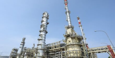 Upaya dekarbonisasi pada sektor pengolahan energi nasional menunjukkan hasil signifikan.