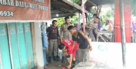 Personel Satpol PP Padang mengamankan ODGJ