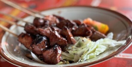 Ada beragam makanan Indonesia yang layak untuk direkomendasikan pada masyarakat internasional. Namun tak ada salahnya mengintip daftar makanan Indonesia terenak versi Taste Atlas 2025 sebagai referensi.