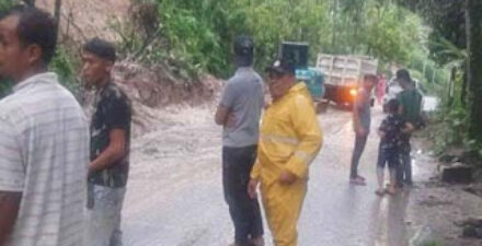 Personel Polsek Palupuh sedang mengatur arus lalulintas lintas.