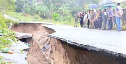 Bupati Padang Pariaman, Sumbar John Kenedy Azis meninjau lokasi jalan terban.