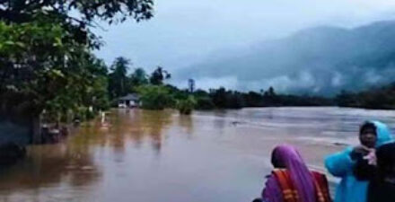 Banjir merendam pemukiman warga di Nagari Duku, Tarusan, Pessel.