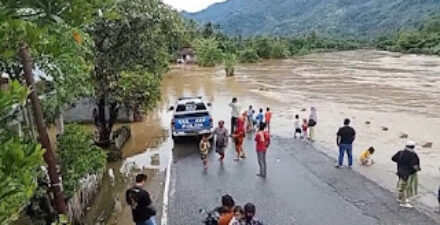 Jalur utama Padang–Painan lumpuh