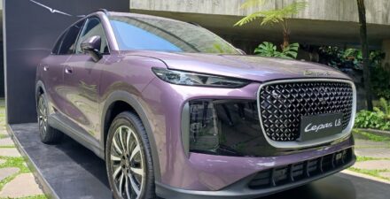Lepas L8 Resmi Debut di GJAW 2025, Jadi Model Setir Kanan Pertama di Dunia