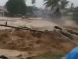 Hujan Deras Sebabkan Jembatan Gunung Nago Roboh