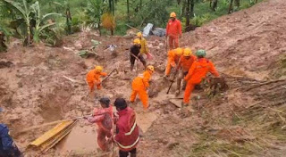 Proses pencarian seorang warga hilang tertimbun longsor di Agam.