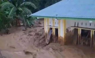 Banjir bandang yang terjadi di Muaro Pingai, Kecamatan Junjung Sirih, Kabupaten Solok.