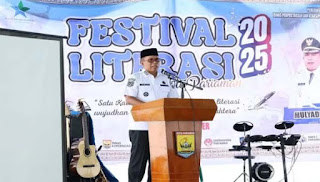 Wawako Pariaman Mulyadi menutup Festival Literasi 2025.