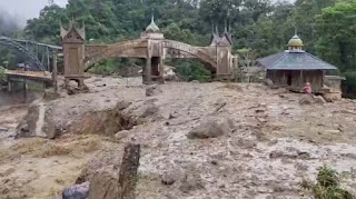 Galodo di Jembatan Kembar Padang Panjang.