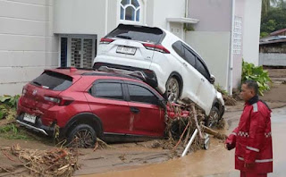 Dampak banjir bandang dan longsor di Sumatera Barat menewaskan 12 orang