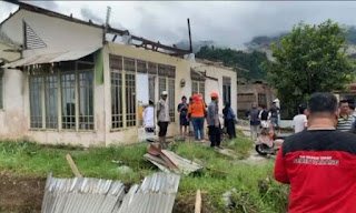 Angin Puting Beliung menerjang kawasan Batu Gadang.