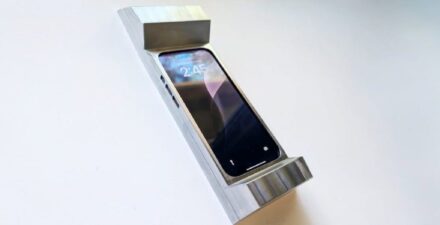 Casing Ponsel Seberat 2,7 Kg Ini Diklaim Bisa Bantu Atasi Kecanduan Gadget