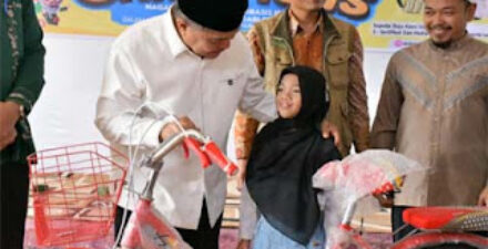 Bupati Agam Serahkan Hadiah untuk Pemenang Program Salat Champions di Magek