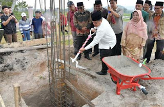 Bupati Agam, Benni Warlis, melakukan peletakan batu pertama.