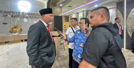 Gubernur Mahyeldi diwawancarai wartawan usai jadi irup upacara peringatan Hari Pahlawan