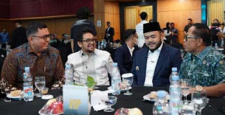 Wali Kota Padang Fadly Amran berbincang sejumlah tokoh