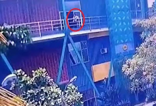 Tangkapan layar mahasiswi Universitas Pakuan, Bogor jatuh dari lantai 3 kampus.