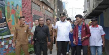 Wali Kota Padang Fadly Amran meninjau pelaksanaan Verifikasi Lapangan