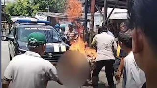Tangkapan layar video viral maling motor dibakar massa di Surabaya, Jawa Timur.