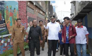 Wali Kota Padang Fadly Amran meninjau pelaksanaan Verifikasi Lapangan