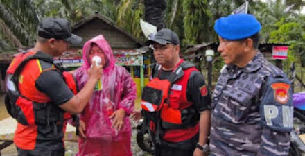 Delapan warga Gadih Angih, Jorong Masang Timur, Nagari Tiku V Jorong, Kecamatan Tanjung Mutiara, dievakuasi