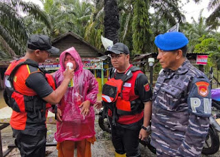 Delapan warga Gadih Angih, Jorong Masang Timur, Nagari Tiku V Jorong, Kecamatan Tanjung Mutiara, dievakuasi