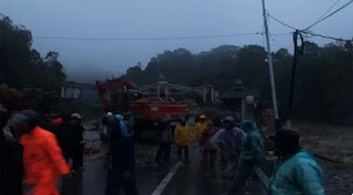 Pemko Padang Panjang bersama TNI/Polri, BPBD, Satpol PP Damkar, Dinas Perkim LH, Dinas PUPR, PMI, dan relawan melakukan pencarian.