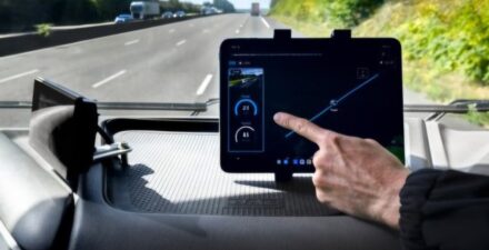 Prancis Mulai Uji Coba Jalan Tol Bisa Cas Mobil Listrik Tanpa Berhenti.