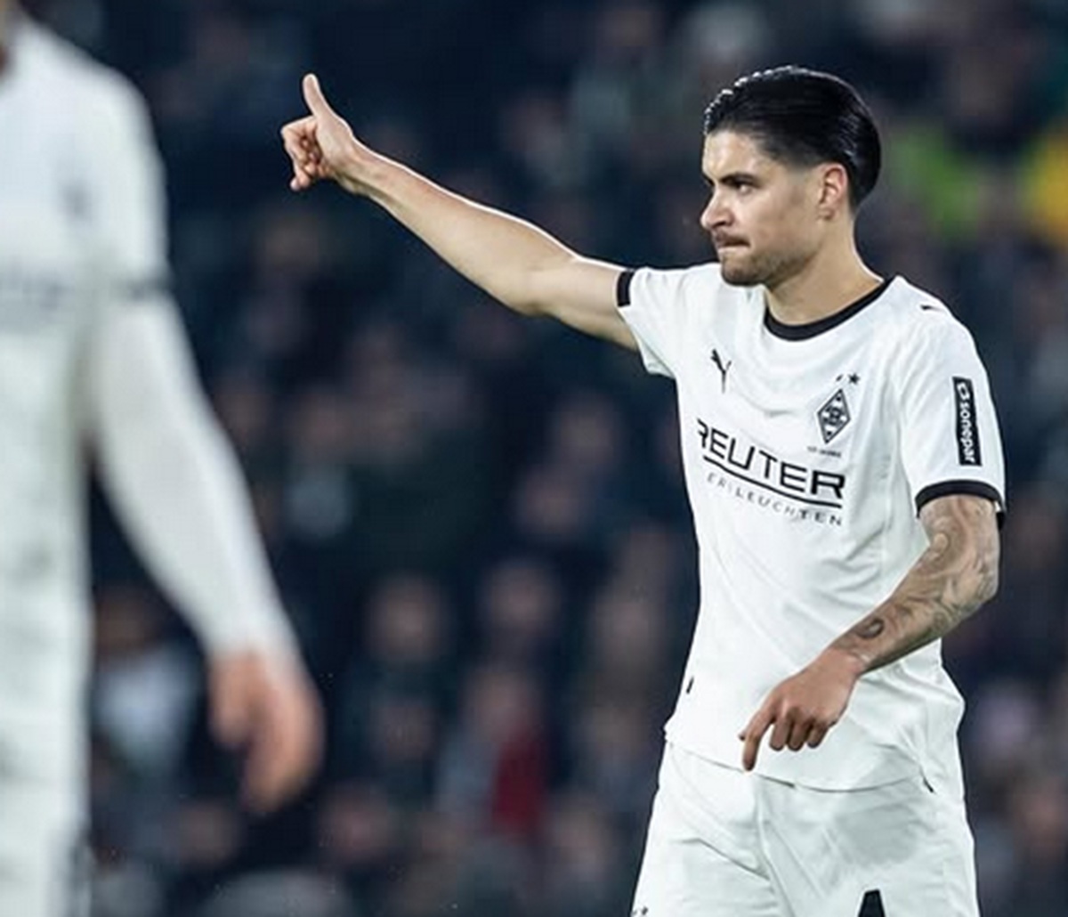 Kevin Diks kala membela Borussia Monchengladbach.