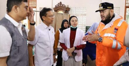Menteri Kesehatan RI, Budi Gunadi Sadikin, meninjau Posko Korban Banjir di Lubuk Minturun