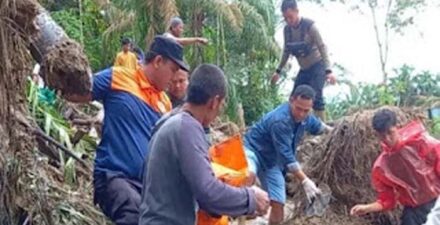Petugas gabungan sedang mencari korban banjir bandang