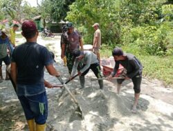 Kerja Nyata Babinsa Koramil Timpah Gelar Karya Bhakti Pembersihan Lingkungan Setempat