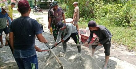 Kerja Nyata Babinsa Koramil Timpah Gelar Karya Bhakti Pembersihan Lingkungan Setempat
