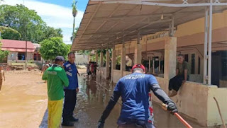Personel Dinas Pemadam Kebakaran (Damkar) Kota Padang tengah menyemprotkan air.