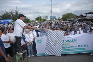 Wakil Walikota Maigus Nasir mengibarkan bendera start fun walk peringatan HKN ke-61