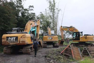 Polisi menyita alat berat dari tambang pasir ilegal.