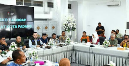 Walikota Fadly Amran bersama jajaran Forkopimda Kota Padang menggelar Rakor.