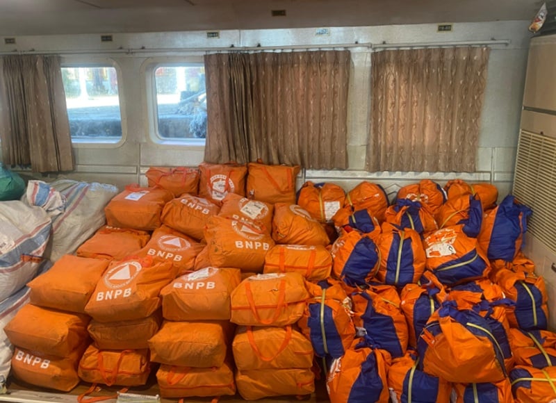 BNPB menyalurkan 27 ton bantuan logistik di wilayah terdampak banjir dan tanah longsor di lima wilayah Provinsi Aceh lewat laut.
