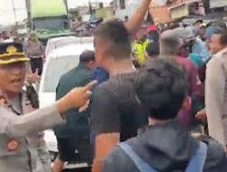 Warga Indramayu Blokade Jalur Pantura, Protes Lambatnya Perbaikan Tanggul Rob