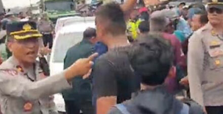 Warga Eretan, Indramayu memblokade jalur Pantura dalam aksi unjuk rasa.