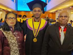 Kisah Haru di Wisuda Bung Hatta, Perjuangan Keluarga Papua Saksikan Putra Raih Gelar Sarjana