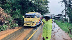 Material longsor yang menutupi badan jalan di Kayu Jao