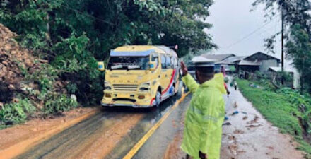 Material longsor yang menutupi badan jalan di Kayu Jao
